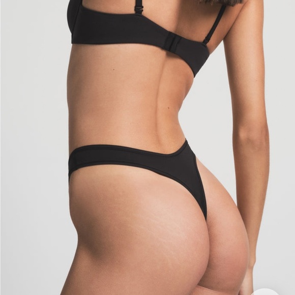 NWT Skims “Dipped Front Thong” in Onyx - Picture 3 of 3